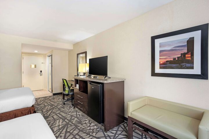 2 Double Beds High Speed Internet Accessible Microwave and Refrigerator, Coffee Maker, Hairdryer Iron and Ironing Board Full Breakfast (8 of 9)