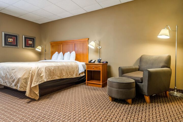 1 King Bed (4 of 9)
