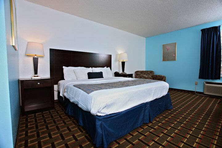 1 King Bed (4 of 6)