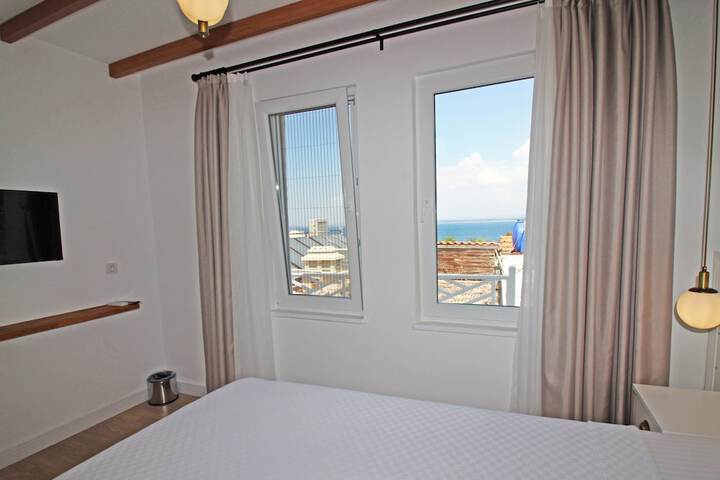 Room 9 of 37