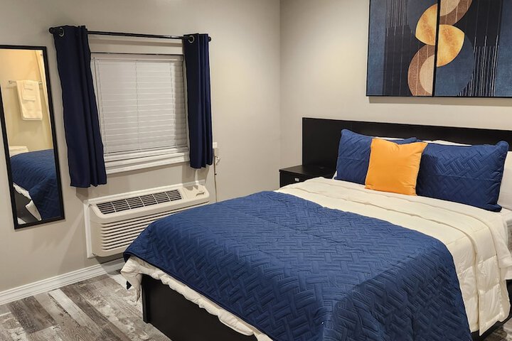 Room 4 of 12