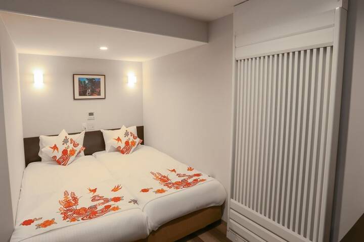 Room 16 of 40