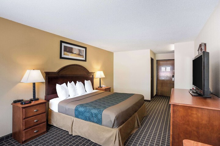 1 King Bed (3 of 9)