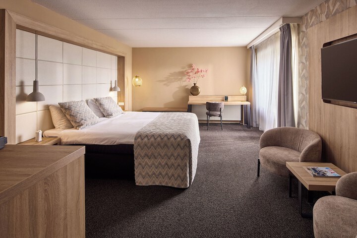 Room 4 of 33