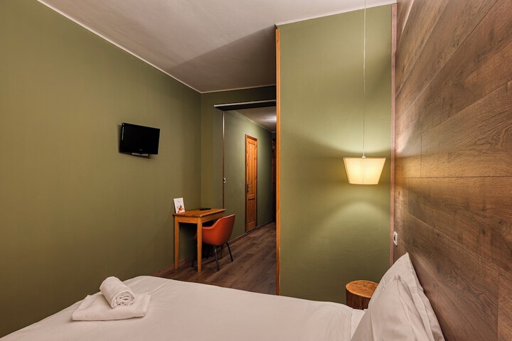 Room 6 of 112