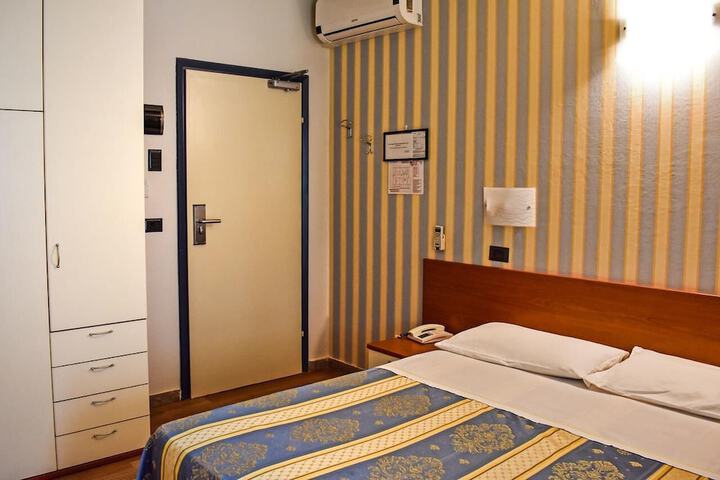 Room 4 of 40