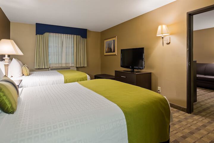 2 Queen Beds Microwave and Refrigerator WiFi Full Breakfast (7 of 12)