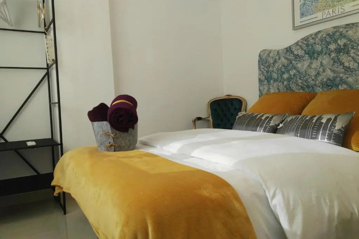Room 5 of 9