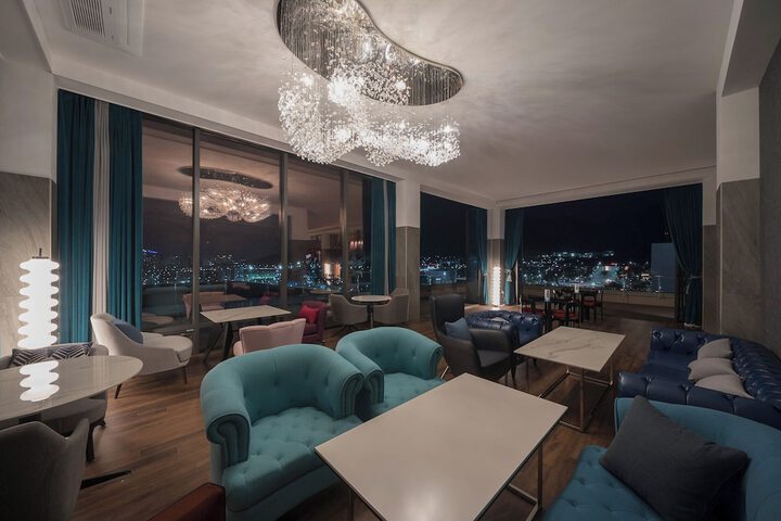 Lounge 86 of 94