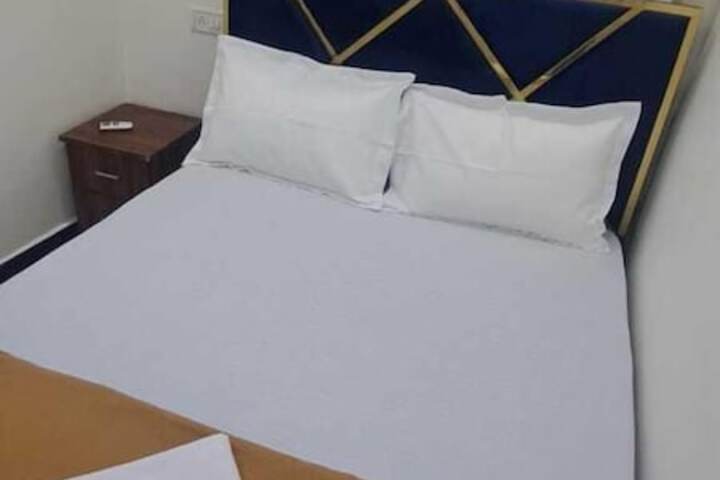 Room 8 of 12