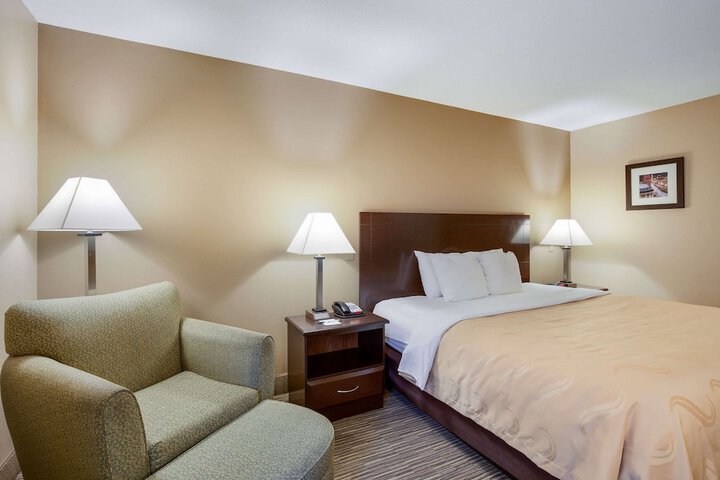 1 King Bed (2 of 20)