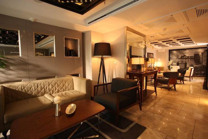 Entrance & Lobby