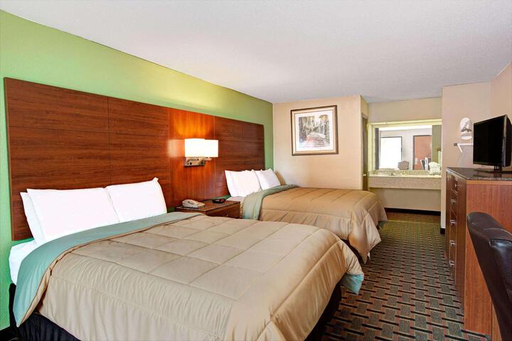 2 Queen Beds (1 of 8)
