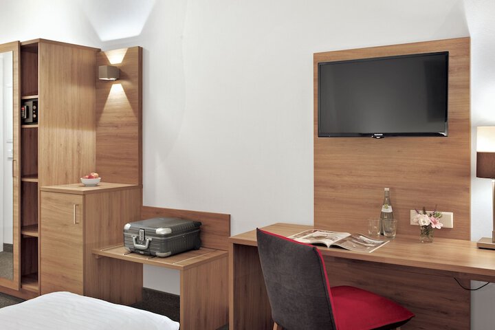 Room 8 of 35