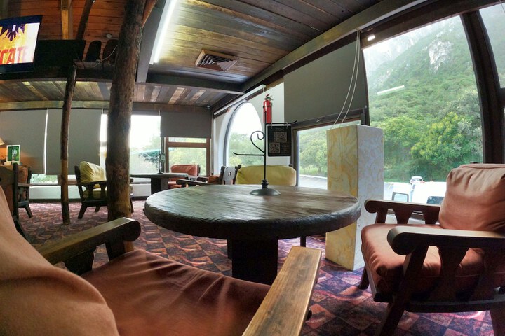 Lounge 27 of 43