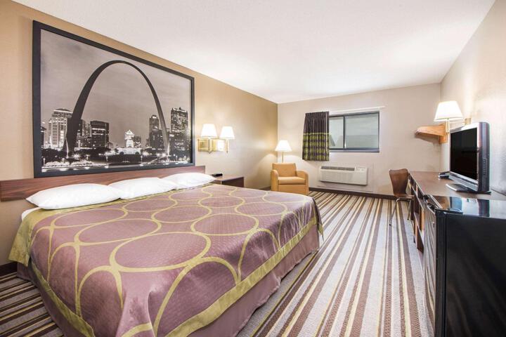 1 Queen Bed (3 of 9)