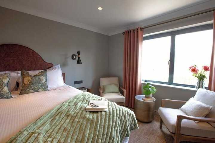 Room 4 of 42