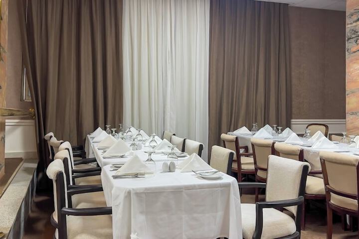 Dining 40 of 46