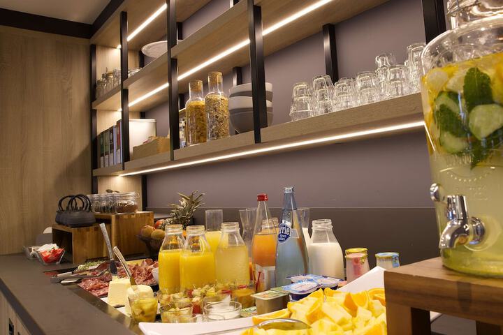 Breakfast/Coffee Service 53 of 114