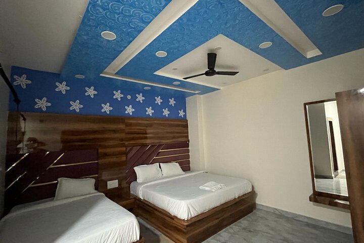 Room 6 of 10