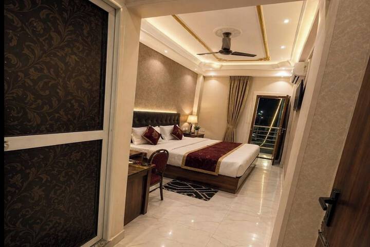 Room 5 of 9