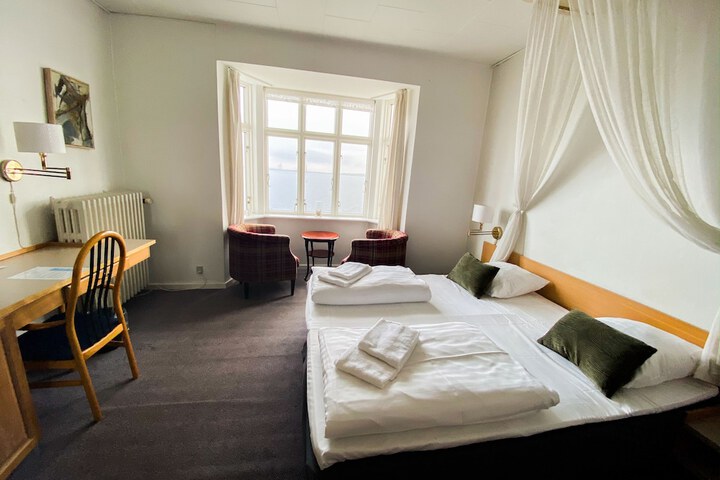 Room 10 of 25