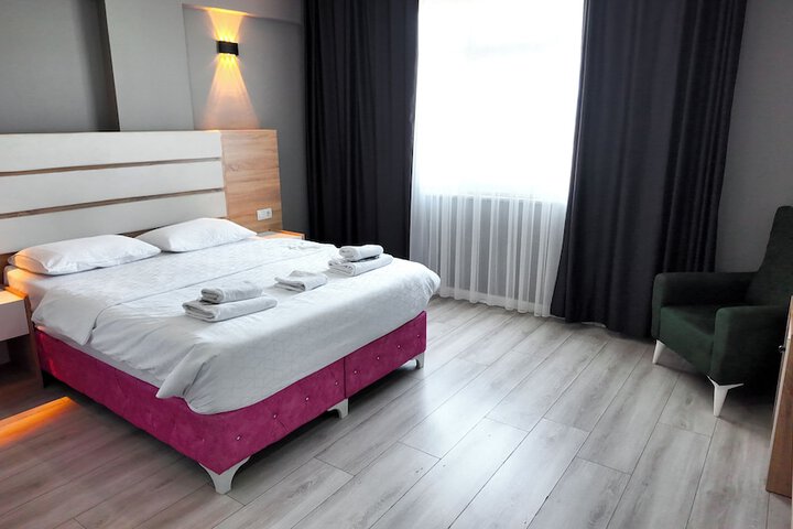 Room 6 of 13