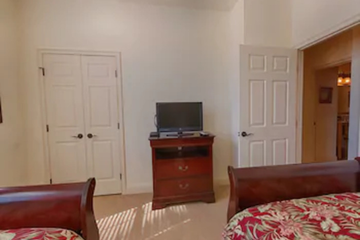 Room 7 of 9