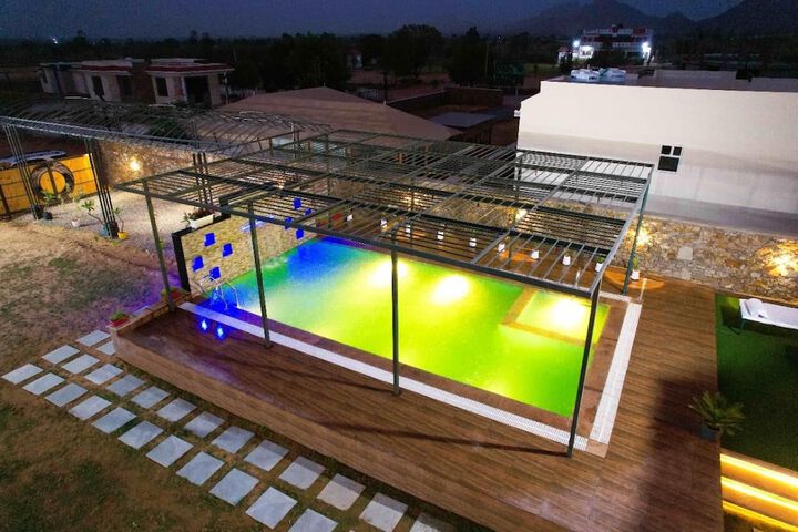 Pool 4 of 7