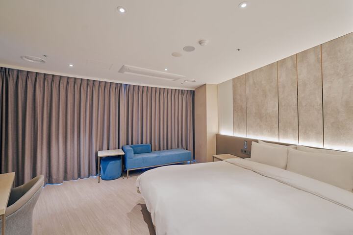 Room 7 of 72