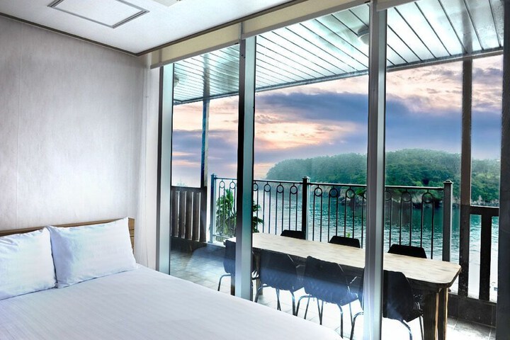 Room 52 of 80