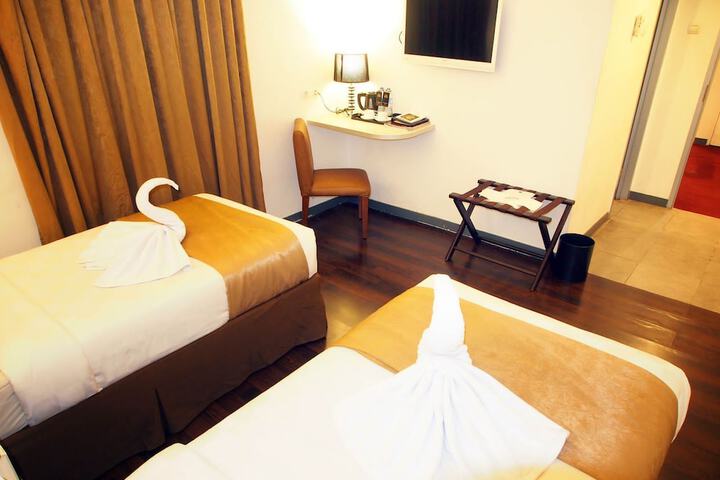 Room 5 of 6