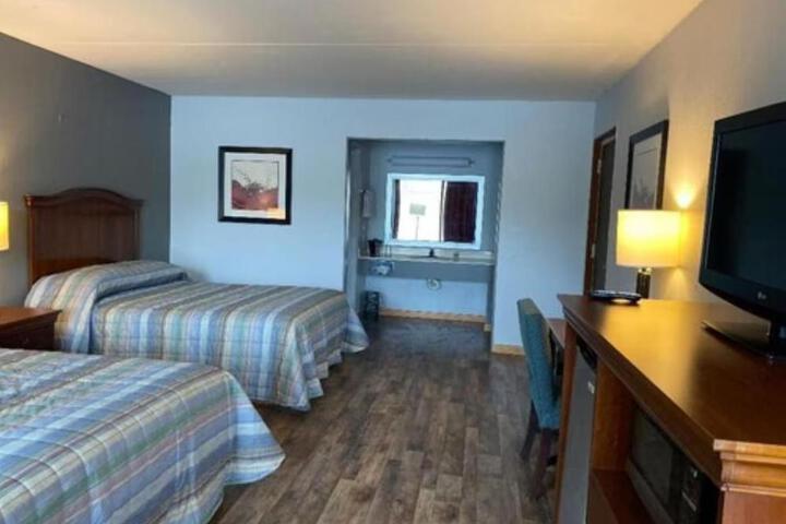 2 Queen Beds (6 of 8)