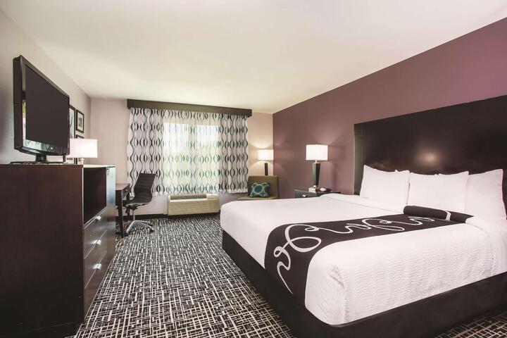 2 Queen Bed Mobility Hearing Impaired Accessible Room (6 of 7)