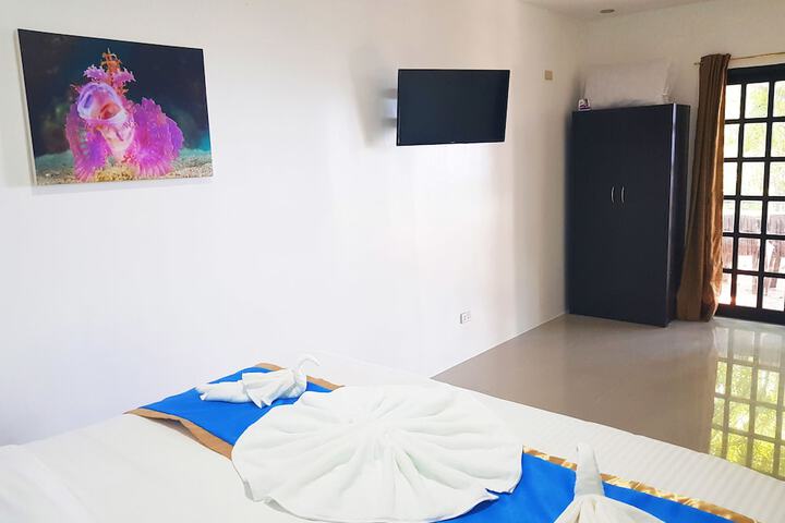 Room 10 of 33