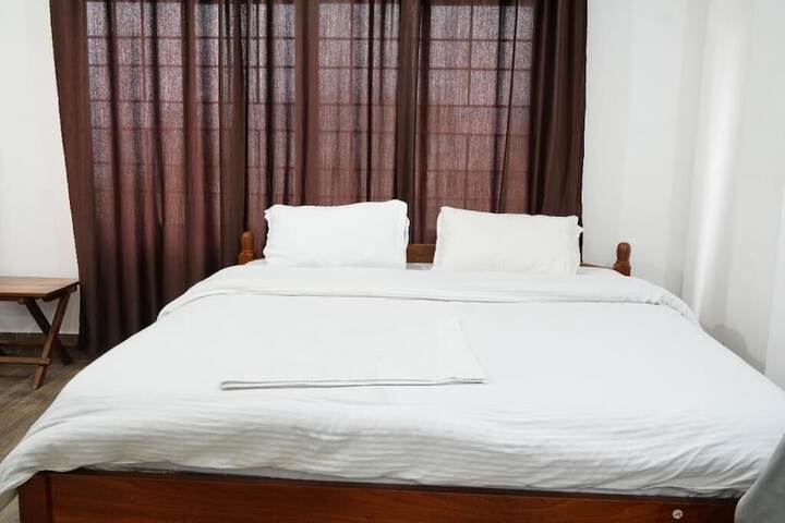 Room 6 of 16