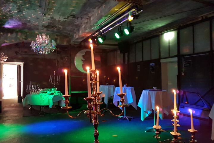 Lounge 77 of 103