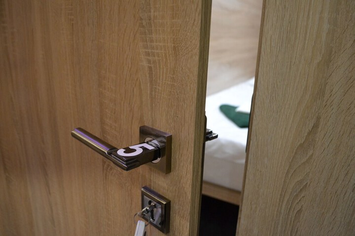 Room 10 of 33