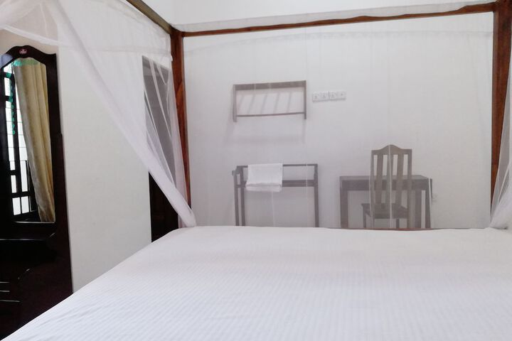 Room 5 of 16