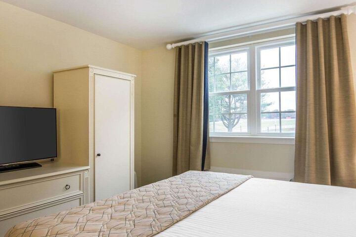 1 Queen Bed (4 of 13)