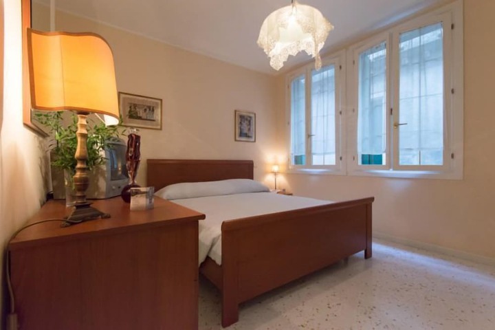 Room 8 of 28
