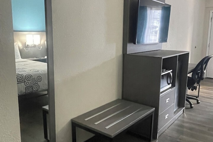 Room 4 of 9