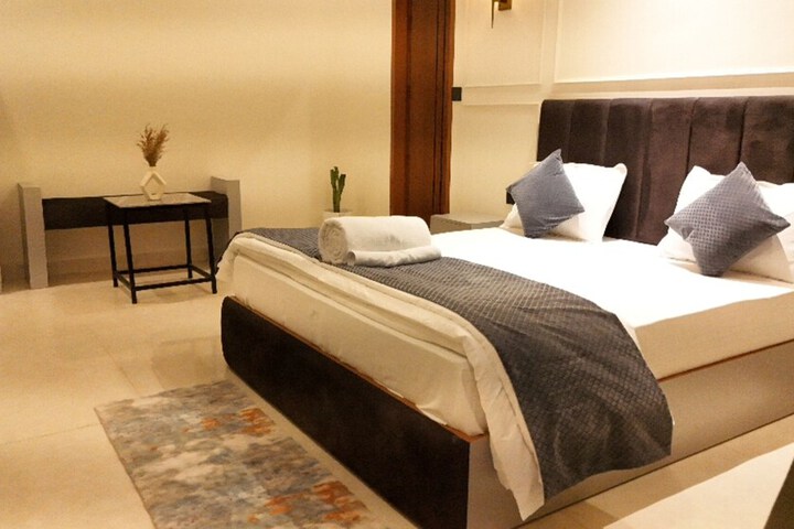 Room 4 of 12
