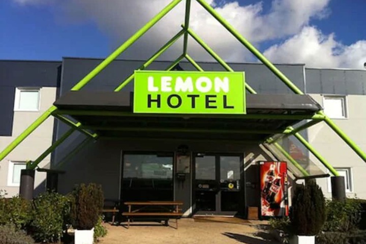 Lemon Hotel Saint Omer in Arques