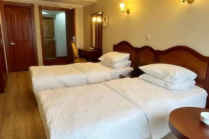 Room 6 of 14