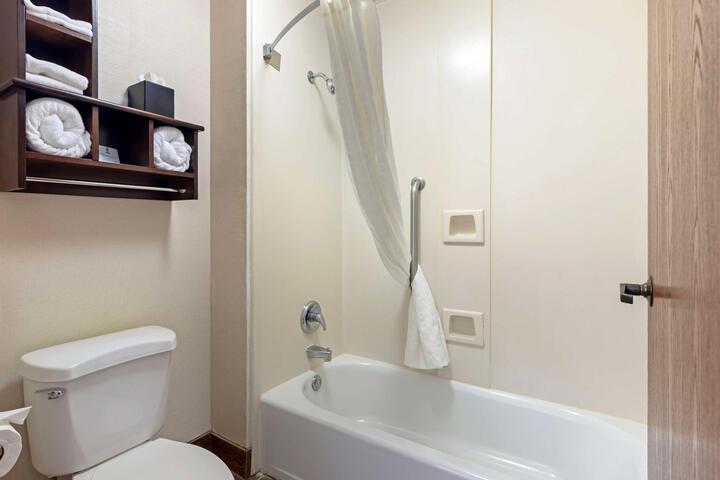 1 King Bed High Speed Internet Accessible Coffee Maker, Hairdryer Iron and Ironing Board Full Breakfast (1 of 13)