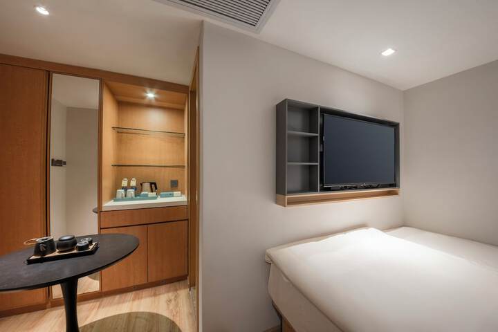 Room 9 of 60