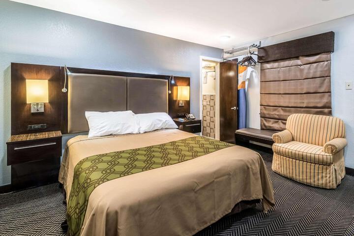 2 Queen Beds (3 of 8)