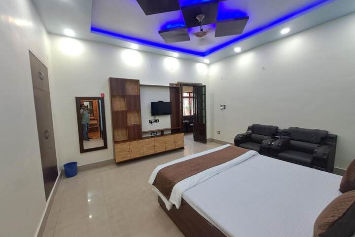 Room 6 of 18