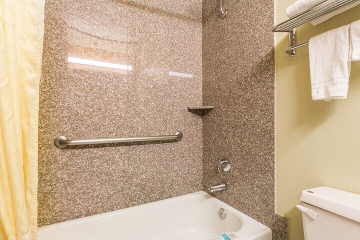 Deep soaking bathtub